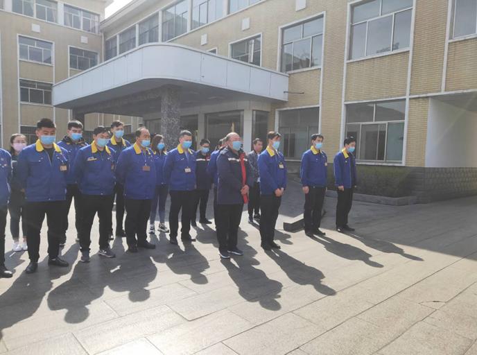 为新冠逝去的英雄们默哀